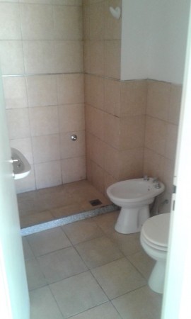 VENDEMOS MONOAMBIENTE CON COCHERA Calle Peru 354