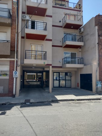 VENDEMOS MONOAMBIENTE CON COCHERA Calle Peru 354