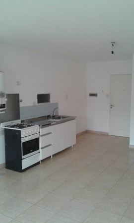 VENDEMOS MONOAMBIENTE CON COCHERA Calle Peru 354