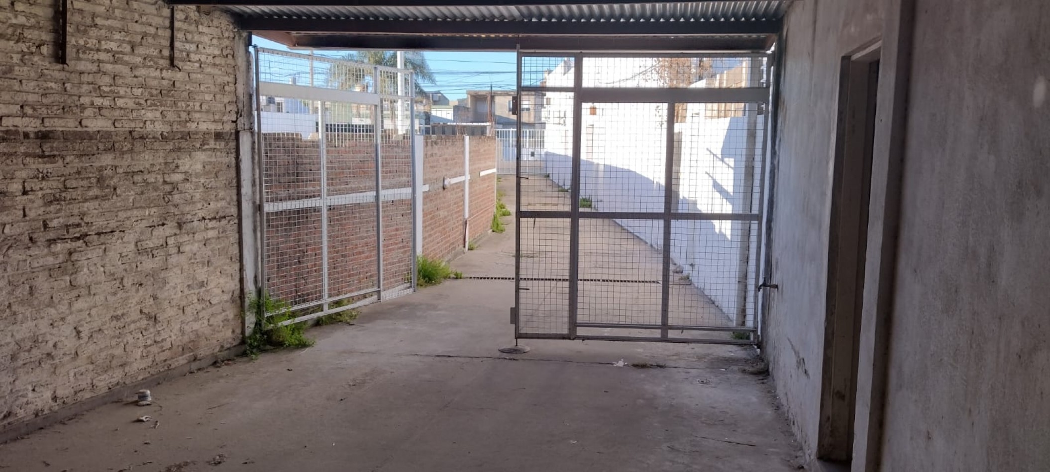 ALQUILAMOS GALPON CALLE CHURRUARIN 675