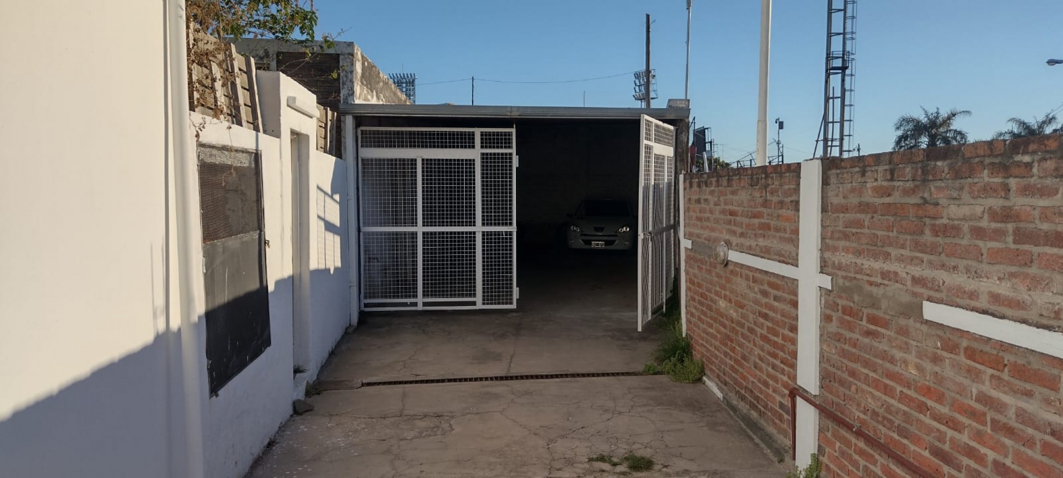 ALQUILAMOS GALPON CALLE CHURRUARIN 675