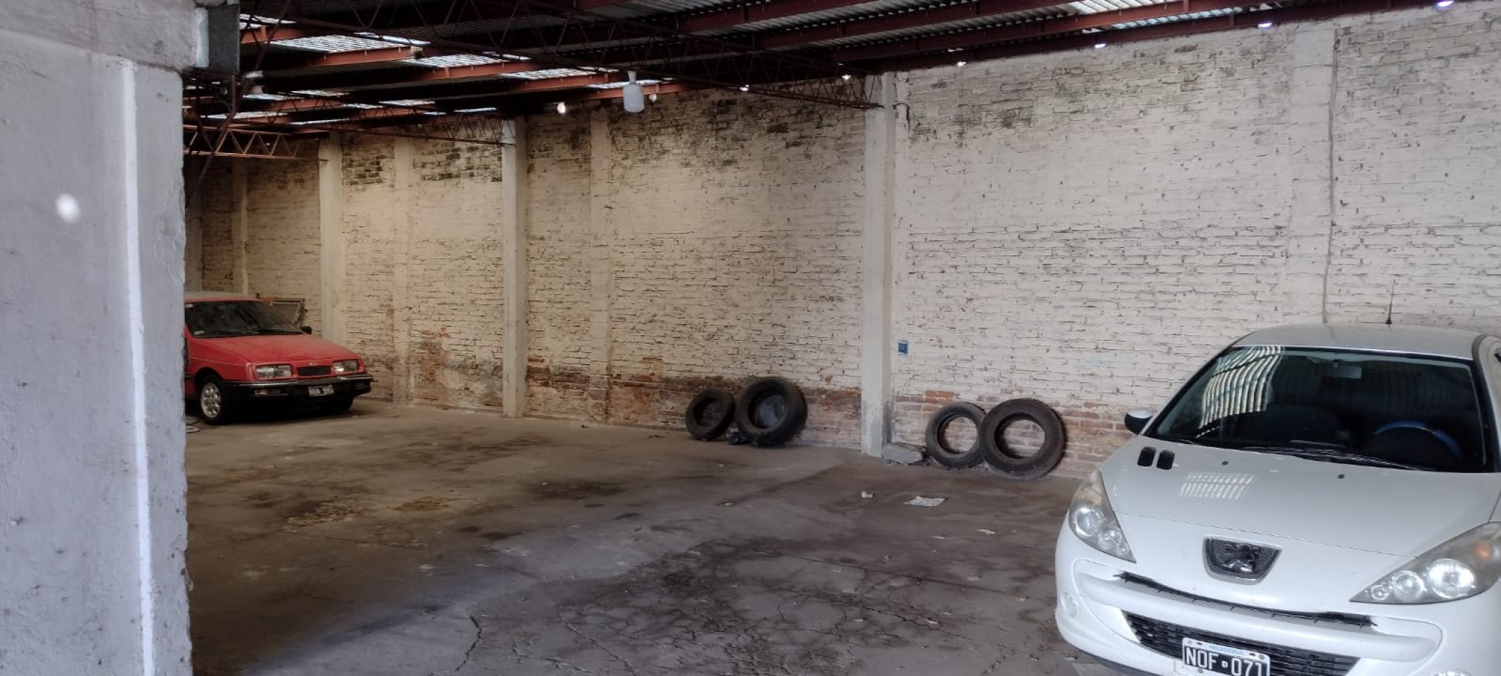 ALQUILAMOS GALPON CALLE CHURRUARIN 675