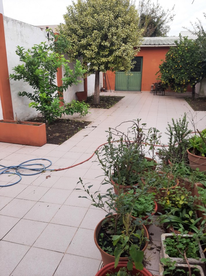 VENDEMOS CASA CALLE 25 DE JUNIO 449 