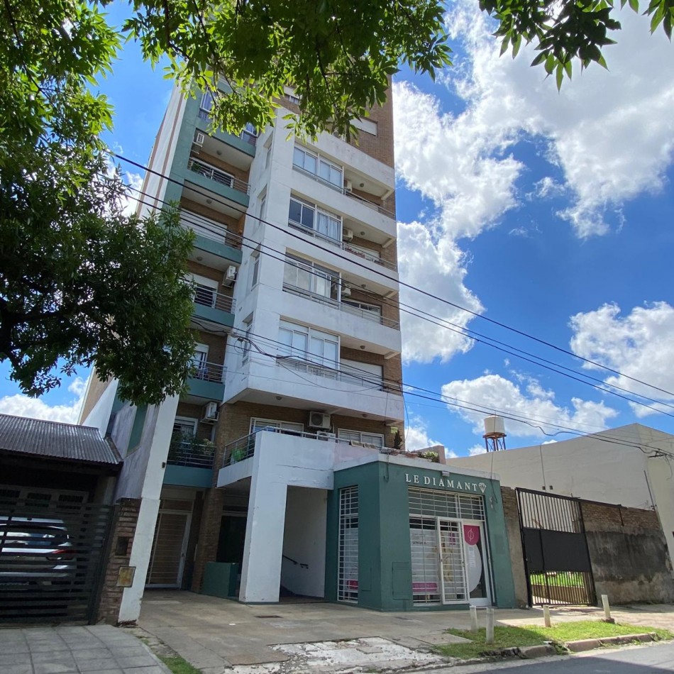 VENDEMOS Calle Diamante 60 Dpto 2 dormitorios y cochera.