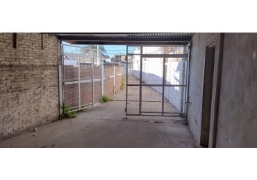 ALQUILAMOS GALPON CALLE CHURRUARIN 675